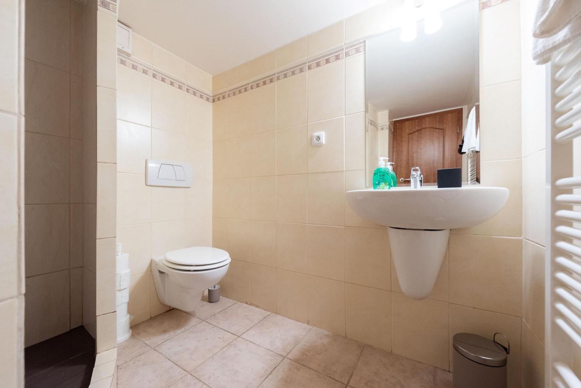 Apartmán Cozy 4-bedrooms With Terrace Praha